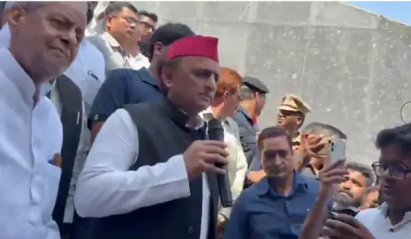 जयप्रकाश नारायण की क्रांति आज भी प्रासंगिक, अखिलेश यादव ने म्यूजियम में किया याद